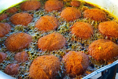 Acaraje kızgın yağda kızartılıyor. Bahian kültürel yemekleri. Candomble. Brezilya.