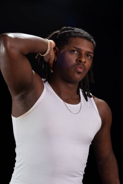 Rasta bukleli, beyaz gömlekli, eli boynunda yakışıklı bir genç. Dumanlı bir arka planda izole edilmiş. Fotoşop.