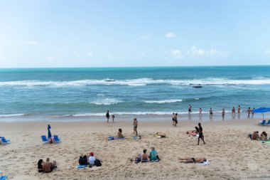 Salvador, Bahia, Brezilya - 26 Ekim 2025: Farol da Barra plajının manzarası, güneşlenen ve denizin tadını çıkaran insanlarla dolup taşıyor. Salvador, Bahia.