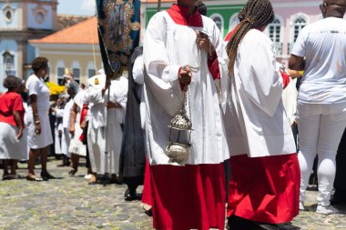 Salvador, Bahia, Brezilya - 26 Ekim 2025: Genç Katolik inananlar Pelourinho, Salvador, Bahia sokaklarında Meryem Ana 'nın anısına düzenlenen törene katıldı.