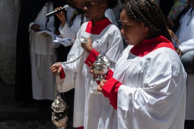 Salvador, Bahia, Brezilya - 26 Ekim 2025: Genç Katolik inananlar Pelourinho, Salvador, Bahia sokaklarında Meryem Ana 'nın anısına düzenlenen törene katıldı.