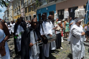 Salvador, Bahia, Brezilya - 26 Ekim 2025: Siyah beyaz pelerinli kadın ve erkekler, Meryem Ana 'nın geçit törenine katılan kalabalık arasında görüldü. Pelourinho, Salvador, Bahia.
