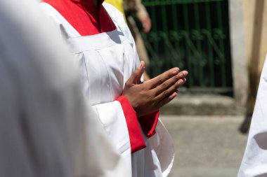 Salvador, Bahia, Brezilya - 26 Ekim 2025: Genç Katolik inananlar Pelourinho, Salvador, Bahia sokaklarında Meryem Ana 'nın anısına düzenlenen törene katıldı.