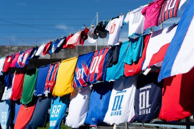 Salvador, Bahia, Brezilya - 2 Kasım 2025: Esporte Clube Bahia bayrakları Bahia vs. Bragantino maçından önce Arena Fonte Nova çevresinde çamaşır iplerinde satışa sunulmuştur. Salvador, Bahia.