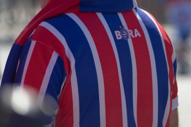 Salvador, Bahia, Brezilya - 2 Kasım 2025: Esporte Clube Bahia taraftarlarının maçtan önce Fonte Nova Stadyumu 'na doğru yürüdükleri görüldü. Salvador, Bahia.