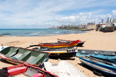 Salvador, Bahia, Brezilya - 2 Kasım 2025: Rio Vermelho Sahili 'ndeki şehir ufkunun önündeki rustik balıkçı teknelerinin görüntüsü. Bahia, Salvador şehri..