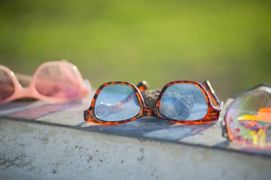 Salvador, Bahia, Brezilya - 14 Kasım 2025: Salvador, Bahia 'daki Barra Deniz Feneri' nin balyasında güneş gözlüklerinin görüntüsü.