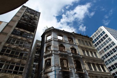Salvador, Bahia, Brezilya - 13 Ağustos 2025: Salvador, Bahia 'daki Comercio mahallesindeki harabelerin ve yangınların manzarası.
