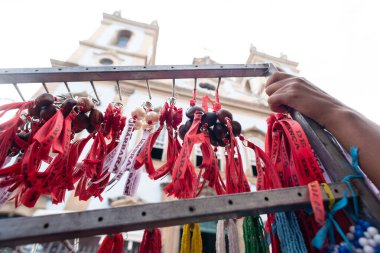 Salvador, Bahia, Brezilya - 4 Aralık 2025: Saint Barbara 'nın Pelourinho, Salvador, Bahia' da düzenlenen festivalde hediye olarak satıldığı anahtarlıklar.