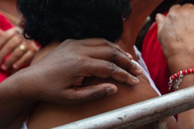 Salvador, Bahia, Brezilya - 4 Aralık 2025: Santa Barbara Festivali sırasında bir sevgi ve destek jesti olarak el ele tutuşmak. Salvador, Brezilya.