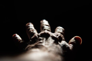 Beş parmağın yayılmış, arka ışıklandırılmış, kırmızı ışığın ince deriden geçtiği, güçlü bir böbrek ışığı etkisi yaratan elin arka görüntüsü..