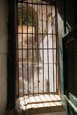 Salvador, Bahia, Brezilya - 8 Aralık 2025: Salvador, Bahia 'daki Praia Conceicao Kilisesi' nin içindeki parmaklıklı pencerenin görüntüsü.