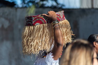 Salvador, Bahia, Brezilya - 16 Ağustos 2025: Salvador, Bahia 'da Dini Hoşgörüsüzlüğe Karşı Yürüyüş sırasında geleneksel Candomble kıyafetli bir kadın için.
