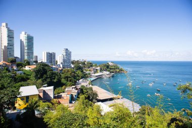 Salvador, Bahia, Brezilya - 13 Eylül 2025: Atlantik Okyanusu 'nun çeşitli demirli gemileri ve modern binalarla panoramik manzarası. Salvador, Brezilya.