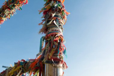 Salvador, Bahia, Brezilya - 12 Aralık 2025: Salvador, Bahia 'daki Barra deniz fenerine bağlı yüzlerce renkli Sinyor do Bonfim kurdelesinin görüntüsü.