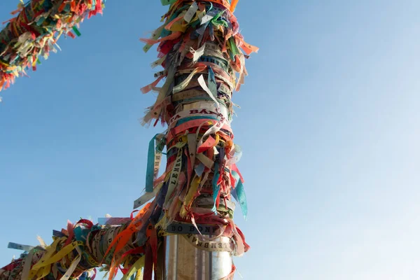 Salvador, Bahia, Brezilya - 12 Aralık 2025: Salvador, Bahia 'daki Barra deniz fenerine bağlı yüzlerce renkli Sinyor do Bonfim kurdelesinin görüntüsü.