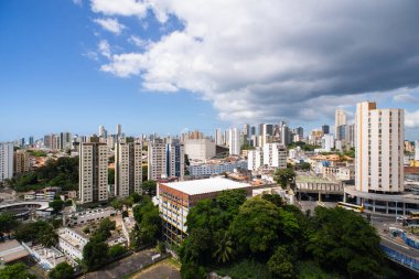 Salvador, Bahia, Brezilya - 18 Aralık 2025: Brezilya 'nın Salvador kentindeki çok sayıda bina ve konut manzarası.