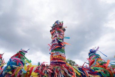Salvador, Bahia, Brezilya - 26 Aralık 2025: Sinyor do Bonfim 'in birçok renkli kurdelesinin Salvador, Bahia' daki kilisenin demir kapısına bağlanmış görüntüsü.