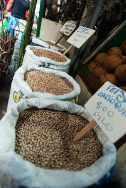 Salvador, Bahia, Brezilya - 20 Eylül 2025: Kilo başına fiyatı belirten işaretli farklı tipte fasulye içeren açık torba görüntüsü. Sao Joaquim pazarı, Salvador, Bahia.
