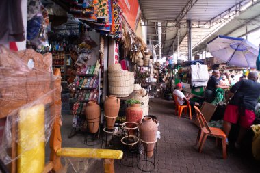 Salvador, Bahia, Brezilya - 20 Eylül 2025: Salvador, Bahia kentindeki Sao Joaquim pazarındaki tezgahlar arasında bir koridor manzarası.