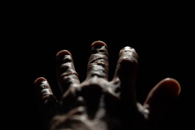 Beş parmağın yayılmış, arka ışıklandırılmış, kırmızı ışığın ince deriden geçtiği, güçlü bir böbrek ışığı etkisi yaratan elin arka görüntüsü..