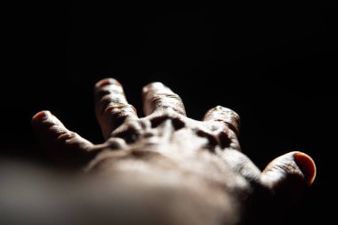 Beş parmağın yayılmış, arka ışıklandırılmış, kırmızı ışığın ince deriden geçtiği, güçlü bir böbrek ışığı etkisi yaratan elin arka görüntüsü..