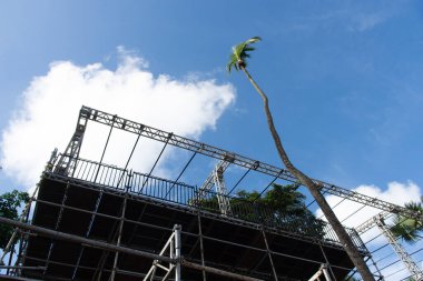 Salvador, Bahia, Brezilya - 23 Ocak 2026: Salvador, Bahia 'daki 2026 Karnavalı için alüminyum ve demir yapıların montajı.