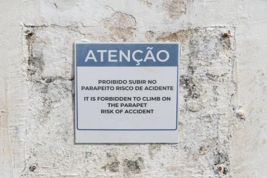 Salvador, Bahia, Brezilya - 23 Ocak 2026: Köy duvarına tırmanma riskine karşı güvenlik işareti. Forte Sao Diogo, Salvador, Bahia.