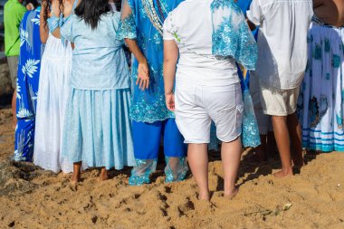 Salvador, Bahia, Brezilya - 2 Şubat 2026: Salvador, Bahia 'da düzenlenen Iemanja festivali sırasında geleneksel Candomble giysileri giyen bir grup insan.