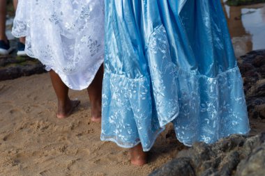 Bahia, Salvador 'daki Iemanj kutlamaları sırasında boncuklarla süslenmiş kutsal giysilerin ayrıntıları..