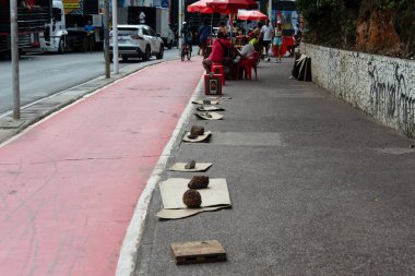 Salvador, Bahia, Brezilya - 7 Şubat 2026: Salvador, Bahia 'daki Karnaval sırasında yer ayırtmak için yerde taşlar ve karton düzenlendi.