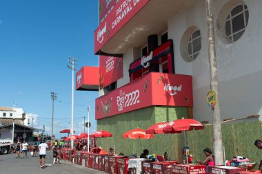 Salvador, Bahia, Brezilya - 7 Şubat 2026: kaldırım boyunca bitkilerle kaplı bir yamaçta sokak satıcısı yapısı kuruldu. Salvador, Bahia.