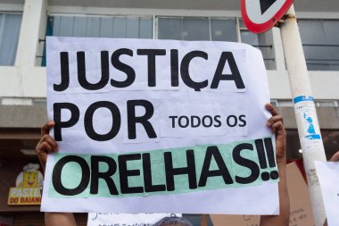 Salvador, Bahia, Brezilya - 1 Şubat 2026: Bir grup genç aktivist, Barra plajı boyunca ellerinde Orelha için adalet isteyen el yapımı levhalarla yürüyorlar. Salvador, Bahia.
