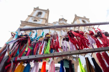 Salvador, Bahia, Brezilya - 4 Aralık 2025: Saint Barbara 'nın Pelourinho, Salvador, Bahia' da düzenlenen festivalde hediye olarak satıldığı anahtarlıklar.
