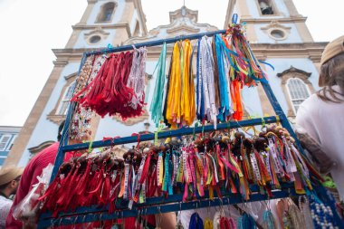 Salvador, Bahia, Brezilya - 4 Aralık 2025: Santa Barbara Festivali sırasında kurdele ve boncuklardan yapılmış renkli anahtarlıkların satışı. Salvador, Bahia.