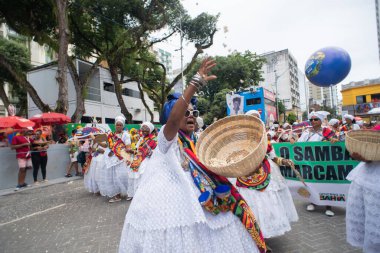 Salvador, Bahia, Brezilya - 14 Şubat 2026: Bahia 'daki Salvador Karnavalı' nda geleneksel Bahian kıyafeti giymiş ve dans eden kadınlar.