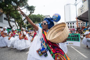 Salvador, Bahia, Brezilya - 14 Şubat 2026: Bahia 'daki Salvador Karnavalı' nda geleneksel Bahian kıyafeti giymiş ve dans eden kadınlar.