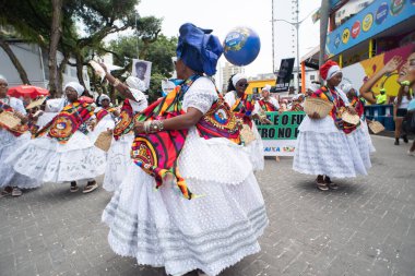 Salvador, Bahia, Brezilya - 14 Şubat 2026: Bahia 'daki Salvador Karnavalı' nda geleneksel Bahian kıyafeti giymiş ve dans eden kadınlar.