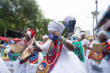 Salvador, Bahia, Brezilya - 14 Şubat 2026: Bahia 'daki Salvador Karnavalı' nda geleneksel Bahian kıyafeti giymiş ve dans eden kadınlar.