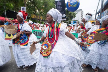 Salvador, Bahia, Brezilya - 14 Şubat 2026: Bahia 'daki Salvador Karnavalı' nda tipik Bahian kıyafetleri giymiş kadınlar yürüyüş ve dans ederken görülüyor.