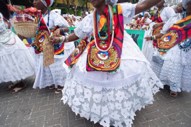 Salvador, Bahia, Brezilya - 14 Şubat 2026: Bahia 'daki Salvador Karnavalı' nda geleneksel Bahian kıyafeti giymiş ve dans eden kadınlar.