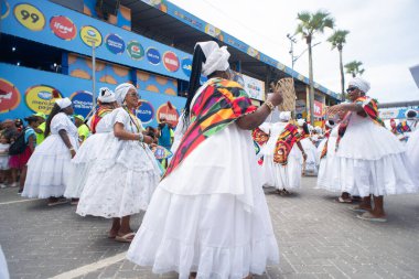 Salvador, Bahia, Brezilya - 14 Şubat 2026: Bahia 'daki Salvador Karnavalı' nda tipik Bahian kıyafetleri giymiş kadınlar yürüyüş ve dans ederken görülüyor.