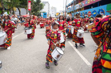 Salvador, Bahia, Brezilya - 14 Şubat 2026: Dida Kadın Bandosu 'ndan kadın vurmalı çalgıcılar Salvador, Bahia' daki karnaval sırasında bateri çalıyor ve Afro-Brezilya kültürünü kutluyorlar.