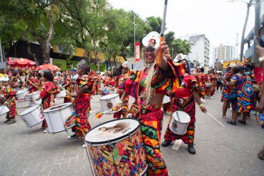 Salvador, Bahia, Brezilya - 14 Şubat 2026: Dida Kadın Bandosu 'ndan kadın vurmalı çalgıcılar Salvador, Bahia' daki karnaval sırasında bateri çalıyor ve Afro-Brezilya kültürünü kutluyorlar.