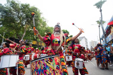Salvador, Bahia, Brezilya - 14 Şubat 2026: Banda Feminina Dida üyeleri Brezilya 'daki Salvador Karnavalı' nda bateri ve perküsyon enstrümanları çalıyorlar.