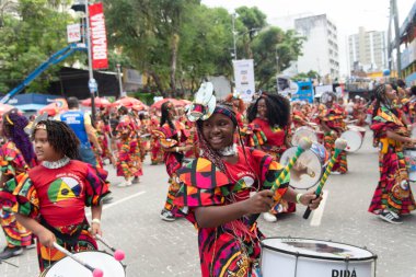 Salvador, Bahia, Brezilya - 14 Şubat 2026: Dida Kadın Bandosu 'ndan kadın vurmalı çalgıcılar Salvador, Bahia' daki karnaval sırasında bateri çalıyor ve Afro-Brezilya kültürünü kutluyorlar.