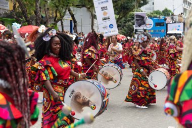 Salvador, Bahia, Brezilya - 14 Şubat 2026: Dida Kadın Bandosu 'ndan kadın vurmalı çalgıcılar Salvador, Bahia' daki karnaval sırasında bateri çalıyor ve Afro-Brezilya kültürünü kutluyorlar.