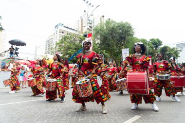 Salvador, Bahia, Brezilya - 14 Şubat 2026: Dida Kadın Bandosu 'ndan kadın vurmalı çalgıcılar Salvador, Bahia' daki karnaval sırasında bateri çalıyor ve Afro-Brezilya kültürünü kutluyorlar.