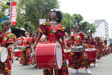 Salvador, Bahia, Brezilya - 14 Şubat 2026: Banda Feminina Dida üyeleri Brezilya 'daki Salvador Karnavalı' nda bateri ve perküsyon enstrümanları çalıyorlar.