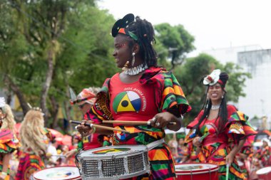 Salvador, Bahia, Brezilya - 14 Şubat 2026: Dida Kadın Bandosu 'ndan kadın vurmalı çalgıcılar Salvador, Bahia' daki karnaval sırasında bateri çalıyor ve Afro-Brezilya kültürünü kutluyorlar.